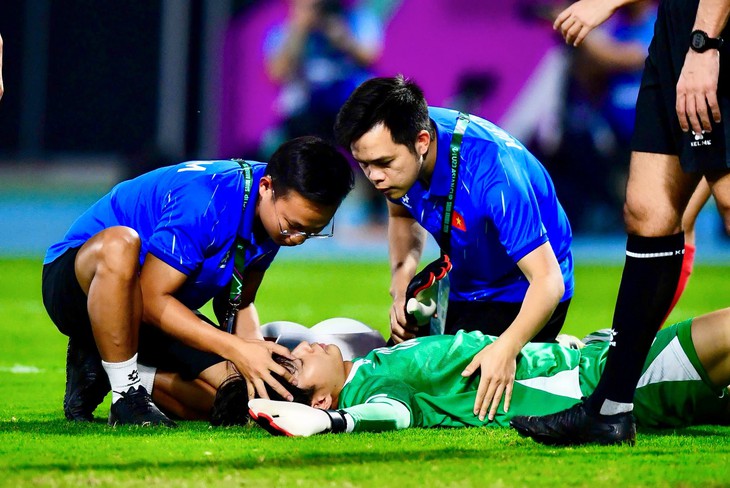 Bác sĩ U23 Việt Nam nói gì khi ngày càng nhiều cầu thủ 'lên cáng'? - Ảnh 4.