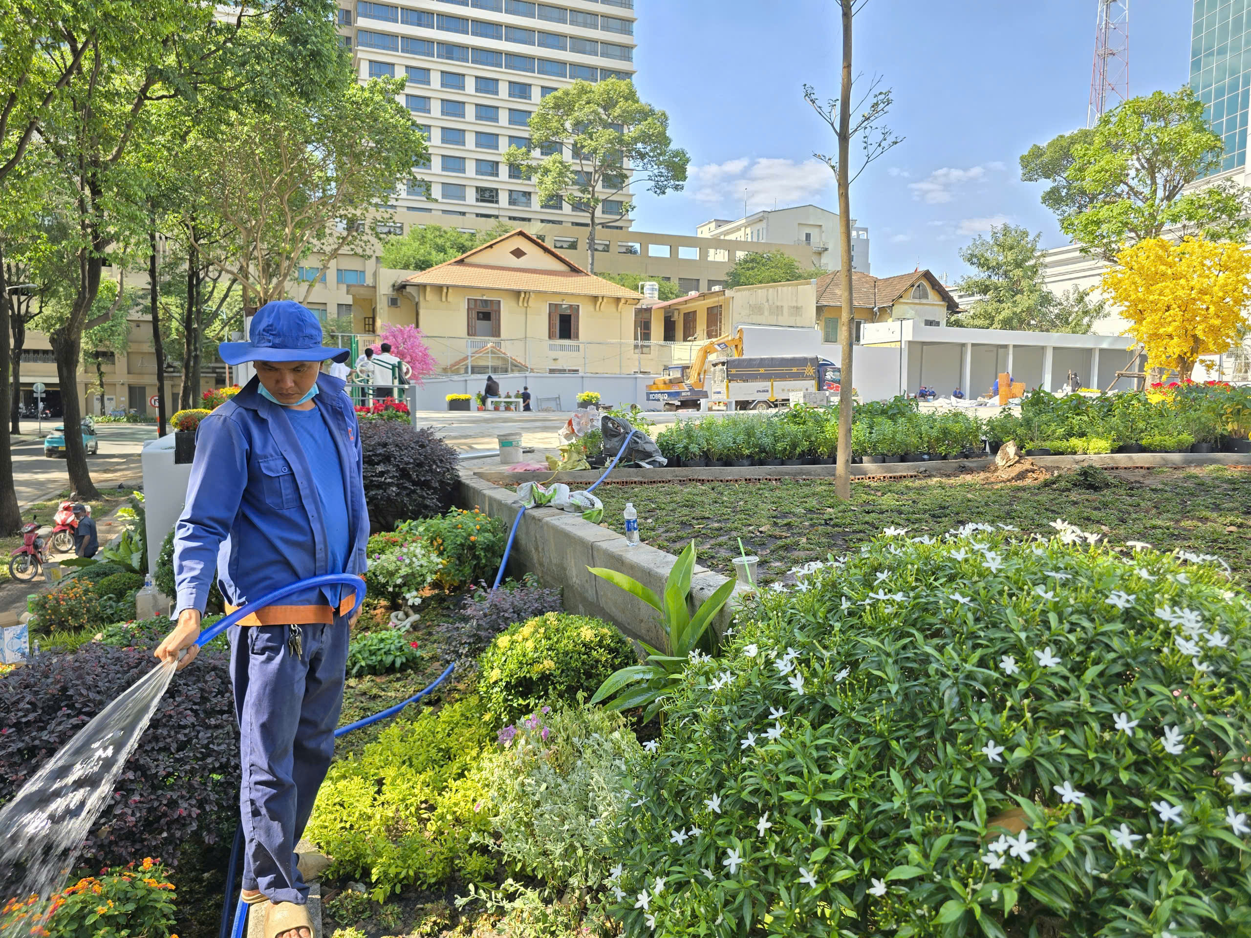 Cùng nhìn lại hành trình 'khoác áo mới' của chợ Bến Thành và nhiều khu vực trung tâm TP.HCM - Ảnh 24.