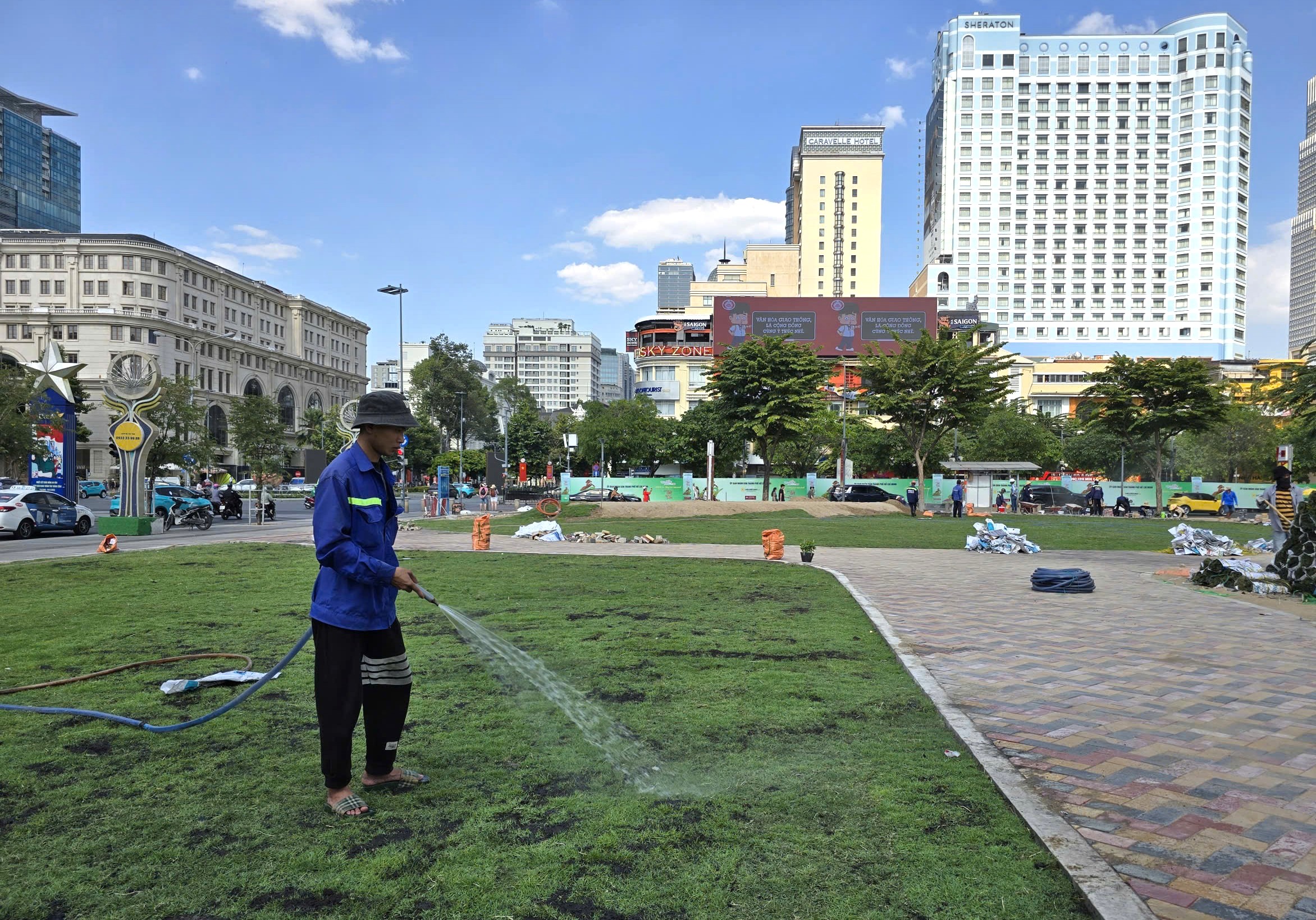 Cùng nhìn lại hành trình 'khoác áo mới' của chợ Bến Thành và nhiều khu vực trung tâm TP.HCM - Ảnh 25.