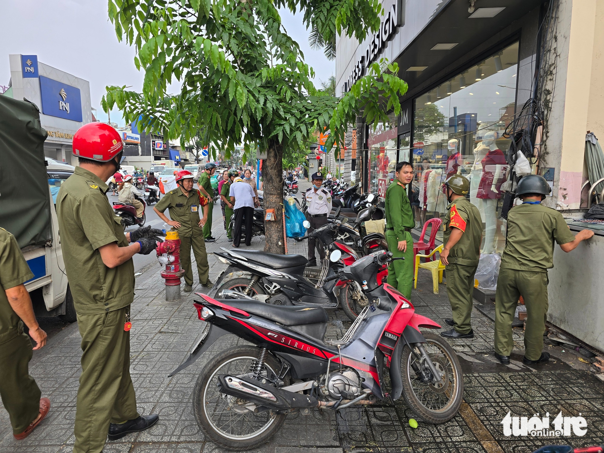 Sau phản ánh của Tuổi Trẻ, xử lý lấn chiếm vỉa hè quanh chợ Hạnh Thông Tây, đường Quang Trung - Ảnh 4.
