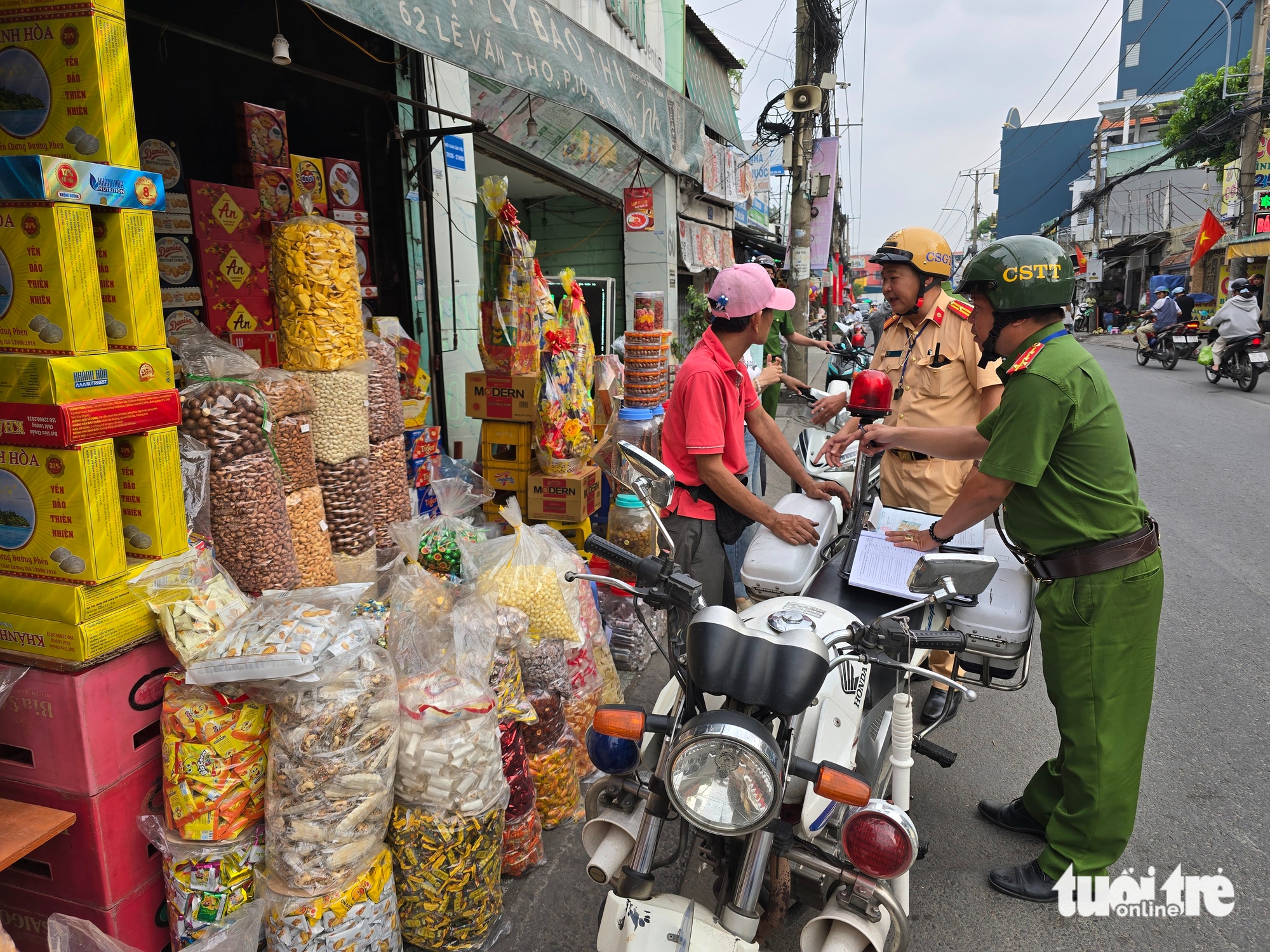 Sau phản ánh của Tuổi Trẻ, xử lý lấn chiếm vỉa hè quanh chợ Hạnh Thông Tây, đường Quang Trung - Ảnh 6.