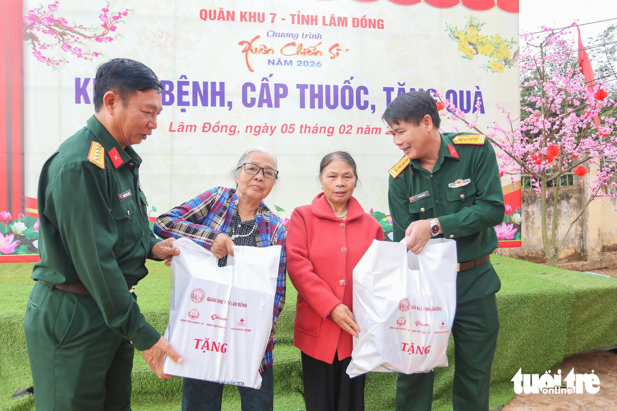 'Xuân chiến sĩ' mang Tết sớm đến vùng biên Lâm Đồng - Ảnh 2.