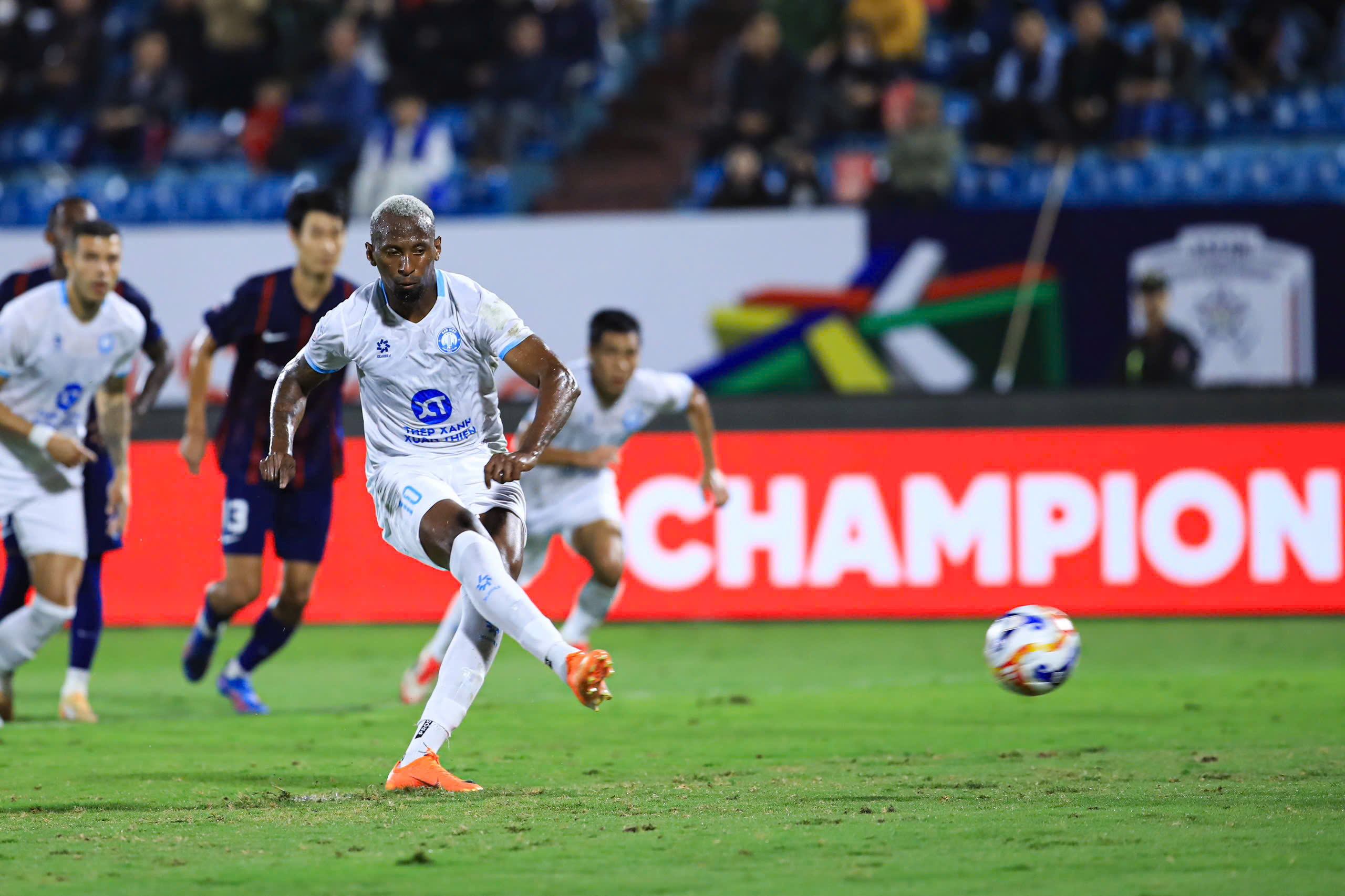 Thiếu Xuân Son, Nam Định hòa đối thủ Malaysia ‘liều lĩnh’ dùng sao nhập tịch lậu: Vẫn vững ngôi đầu!- Ảnh 5.