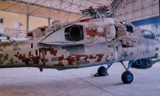 Trực thăng Mi-28 với họa tiết ngụy trang kỹ thuật số dùng cho môi trường sa mạc tại một nhà chứa máy bay ở Iran trong ảnh công bố ngày 29/1. Ảnh: X/Status-6