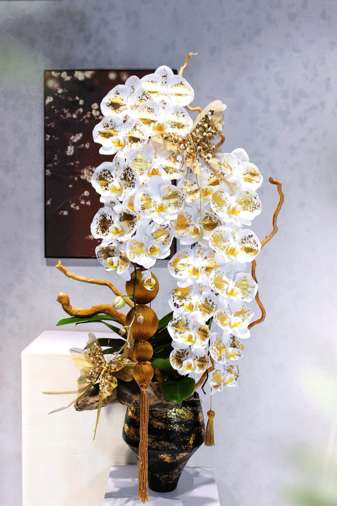 Chậu lan công chúa dát vàng 2 cành có giá 4,5 triệu đồng
