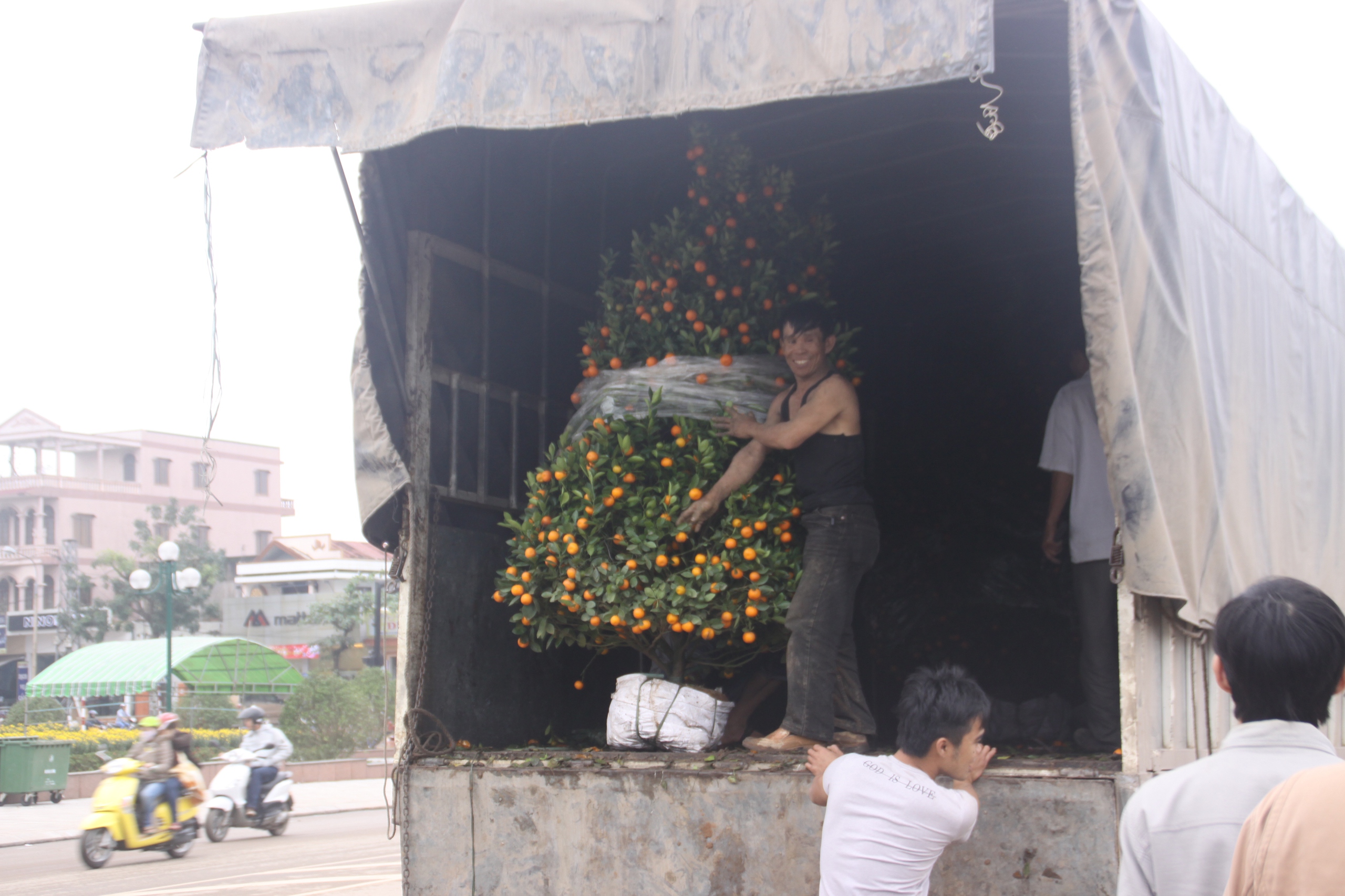 Giao thừa trên quốc lộ: Chuyện của những tài xế xe khách ngày cận tết - Ảnh 6.