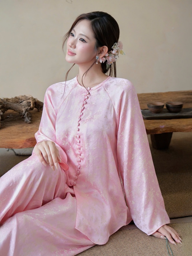 Áo bà ba được cho là cải tiến từ áo của người dân Peranakan đảo Penang (Malaysia) vào thế kỷ 19, sau này gắn liền với vùng nông thôn miền Nam Việt Nam. Kiểu áo truyền thống không cổ, thân sau may bằng một mảnh vải nguyên, thân trước gồm hai mảnh. Giữa áo có hai dải khuy cài chạy dài từ trên xuống. Áo chít eo, xẻ tà vừa phải hai bên hông, dài trùm qua hông, tôn đường cong cơ thể. Người dân thường mặc chúng cùng quần lụa ống rộng, khăn rằn, nón lá. Ảnh: Catu