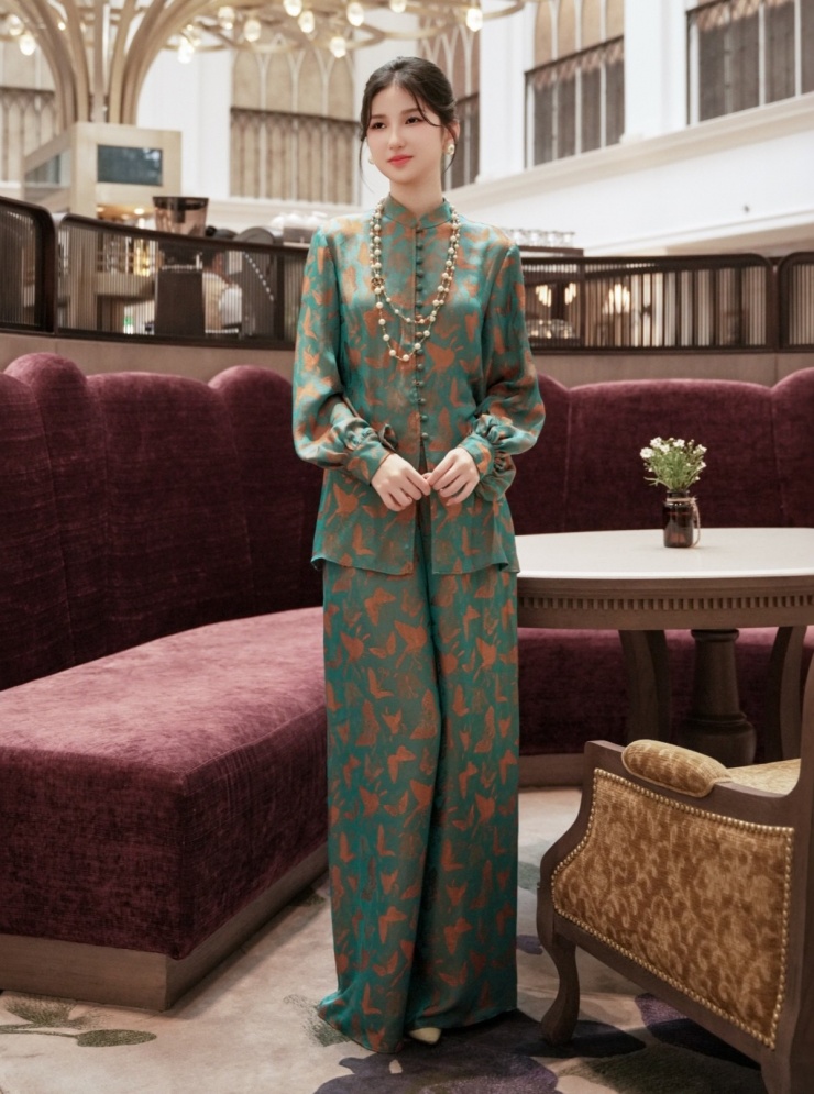 Hòa theo xu hướng, nhà thiết kế Đỗ Mạnh Cường giới thiệu hai mẫu quần áo bà ba tông xanh ngọc và hồng pastel, giá gần 4 triệu đồng một bộ. Thiết kế cách tân với tay bồng nhẹ, được gợi ý phối vòng ngọc trai. Ảnh: Sixdo