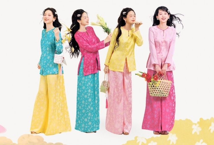 Các cửa hàng địa phương ở Hà Nội và TP HCM cũng ồ ạt lăng xê trang phục này với màu sắc, hoa văn phong phú, giá dao động từ 900.000 đến 1,8 triệu đồng một bộ tùy chất lượng. Hầu hết thiết kế được cải biên sao cho dễ mặc và sinh động, phù hợp với thị hiếu giới trẻ. Minh Anh, 23 tuổi, Hà Nội nói: "Tôi thấy cách làm của các thương hiệu quần áo rất hay. Nhờ vậy, áo bà ba từ bộ đồ vốn chỉ xuất hiện ở miền quê nay trở thành trang phục đi chơi Tết thú vị và duyên dáng". Ảnh: Sumire