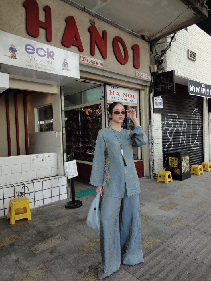 Một số bạn lại thể hiện phong cách sang trọng với túi hiện đại, túi hiệu, kính mắt và dây chuyền dài. Ảnh: Mel Essentials