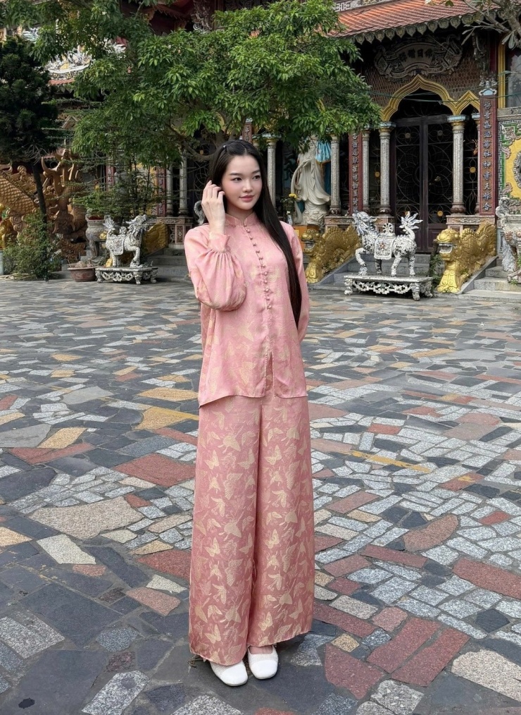 Người mẫu Bé Quyên phối bộ đồ lụa họa tiết cánh bướm với giày búp bê. Ảnh: Nhân vật cung cấp