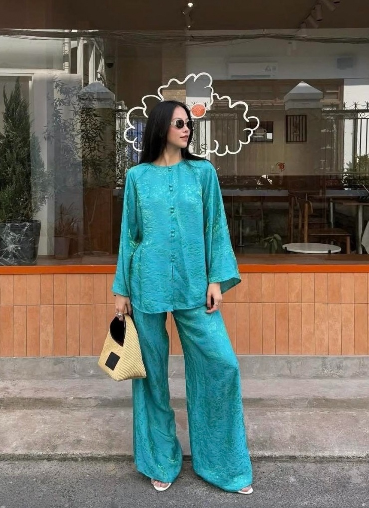 Hoa hậu Phương Khánh chọn thiết kế xanh ngọc, nhấn bằng túi hobo màu be. Ảnh: Nhân vật cung cấp