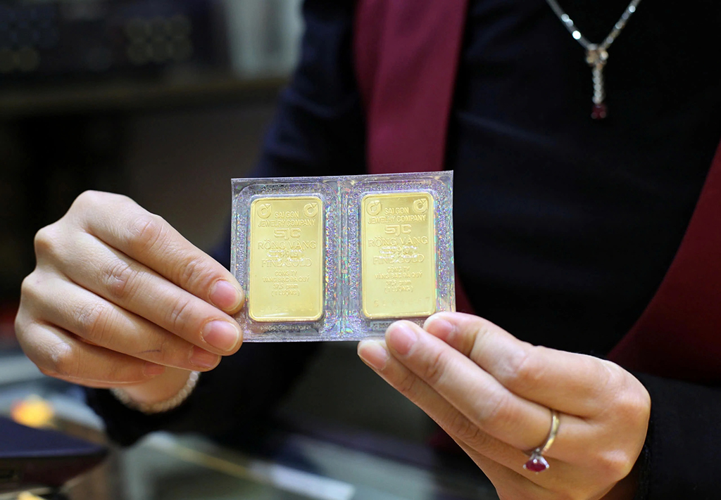 Giá vàng, bạc giảm sốc, người dân vẫn xếp hàng chờ mua- Ảnh 2.