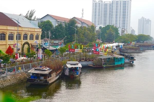 Chợ Hoa Xuân trên bến, dưới thuyền có không gian số