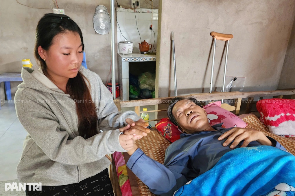 Vợ nghèo bó chổi 10.000 đồng/cây, nuôi chồng suy thận, con trai mù loà - 2