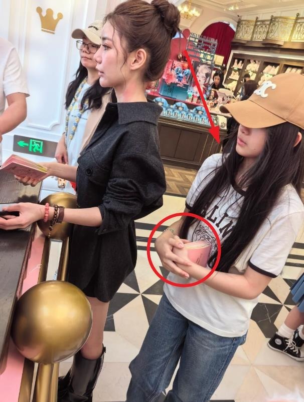 Đau lòng cho con gái Từ Hy Viên: Ủ rũ sống bên cha và mẹ kế, đám tang đám giỗ của mẹ không được dự- Ảnh 6.