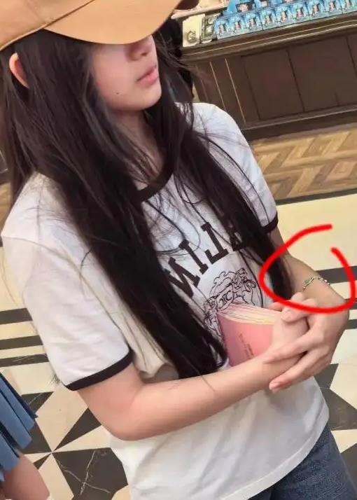 Đau lòng cho con gái Từ Hy Viên: Ủ rũ sống bên cha và mẹ kế, đám tang đám giỗ của mẹ không được dự- Ảnh 7.