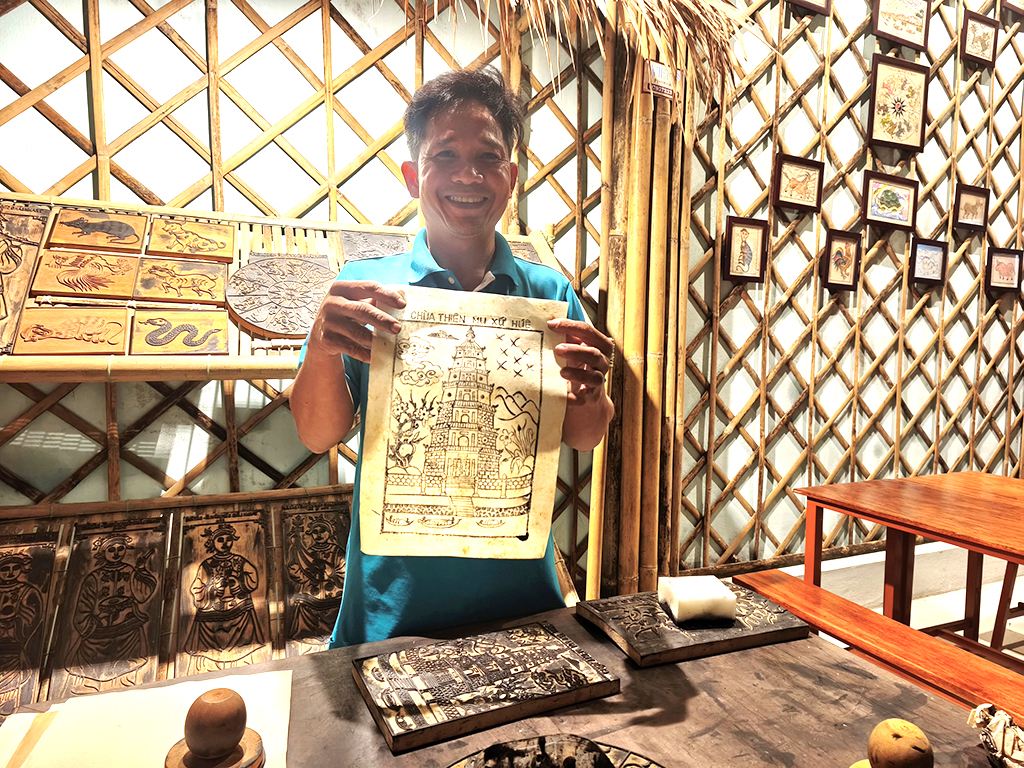 Nghề xưa cố đô còn một chút này: Tuyệt kỹ khắc mộc bản tranh làng Sình - Ảnh 2.