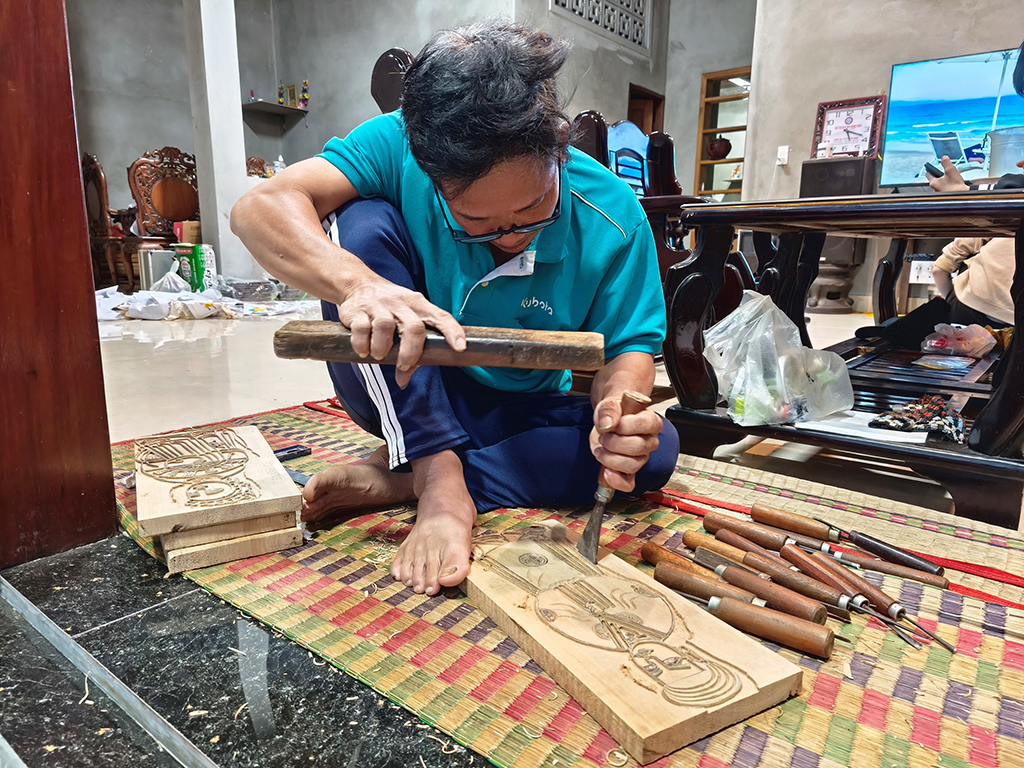 Nghề xưa cố đô còn một chút này: Tuyệt kỹ khắc mộc bản tranh làng Sình - Ảnh 4.