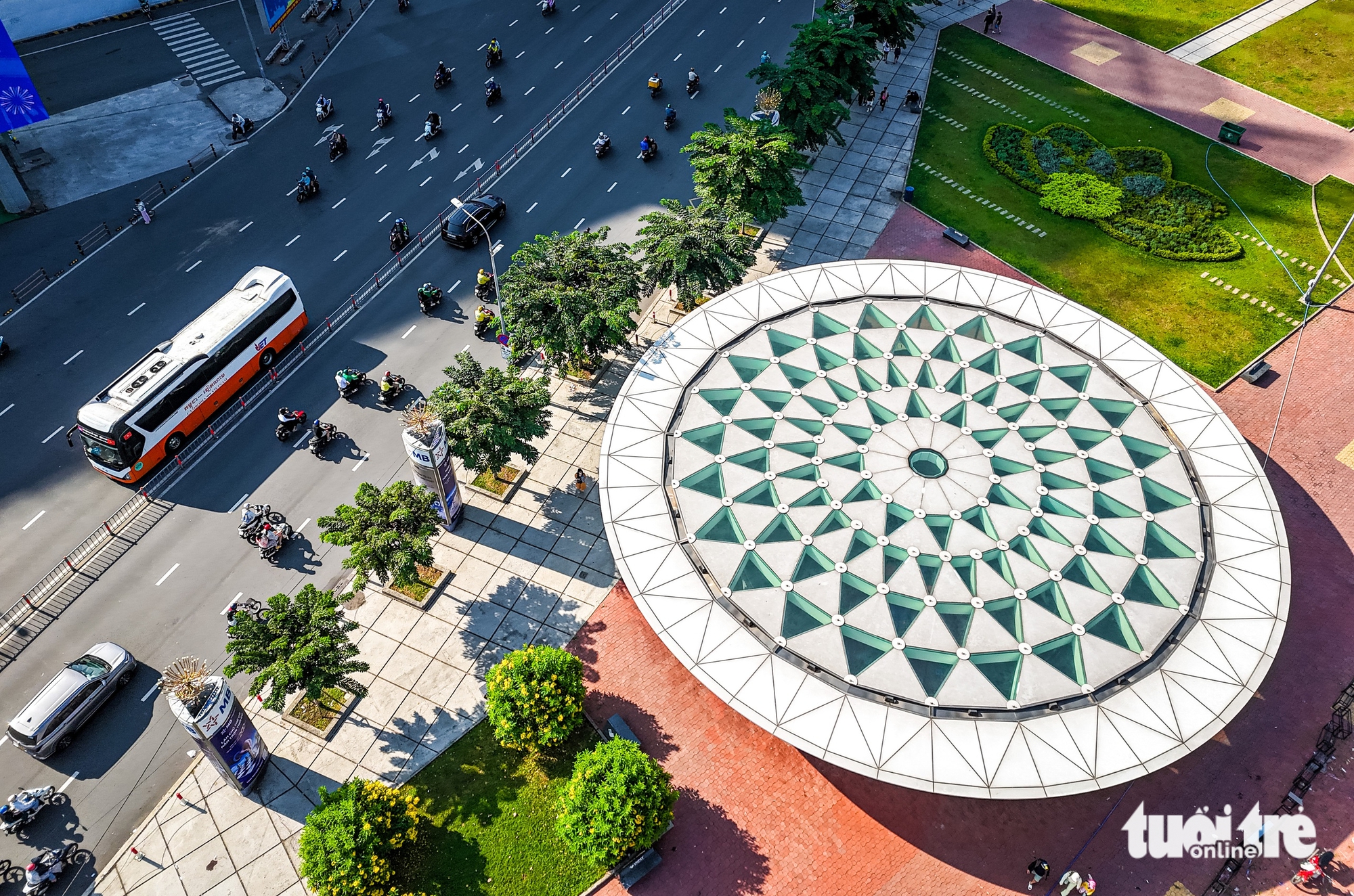 Flycam hướng tuyến đường sắt Bến Thành - Thủ Thiêm, vượt sông Sài Gòn, chạy dọc đường Mai Chí Thọ - Ảnh 3.