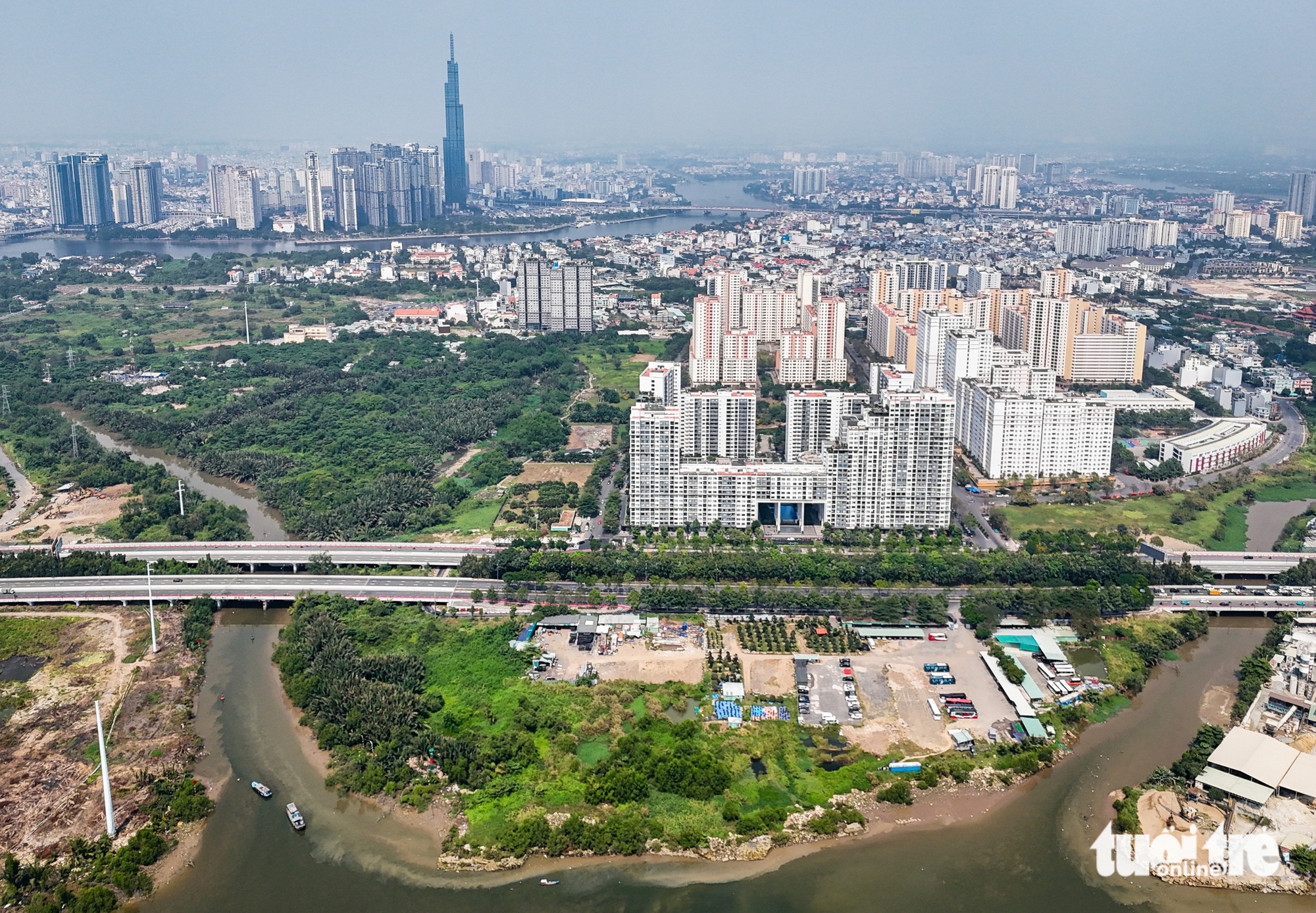 Flycam hướng tuyến đường sắt Bến Thành - Thủ Thiêm, vượt sông Sài Gòn, chạy dọc đường Mai Chí Thọ - Ảnh 13.