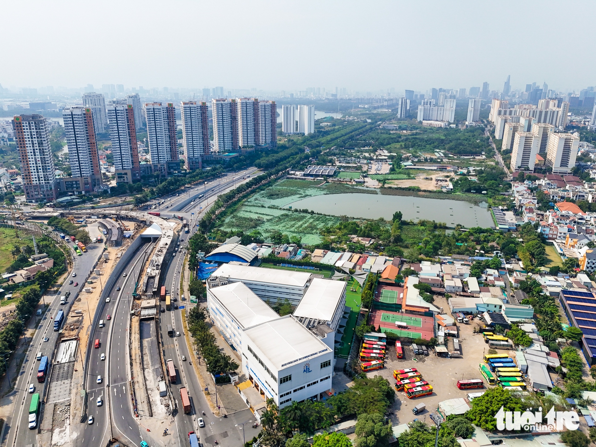 Flycam hướng tuyến đường sắt Bến Thành - Thủ Thiêm, vượt sông Sài Gòn, chạy dọc đường Mai Chí Thọ - Ảnh 17.