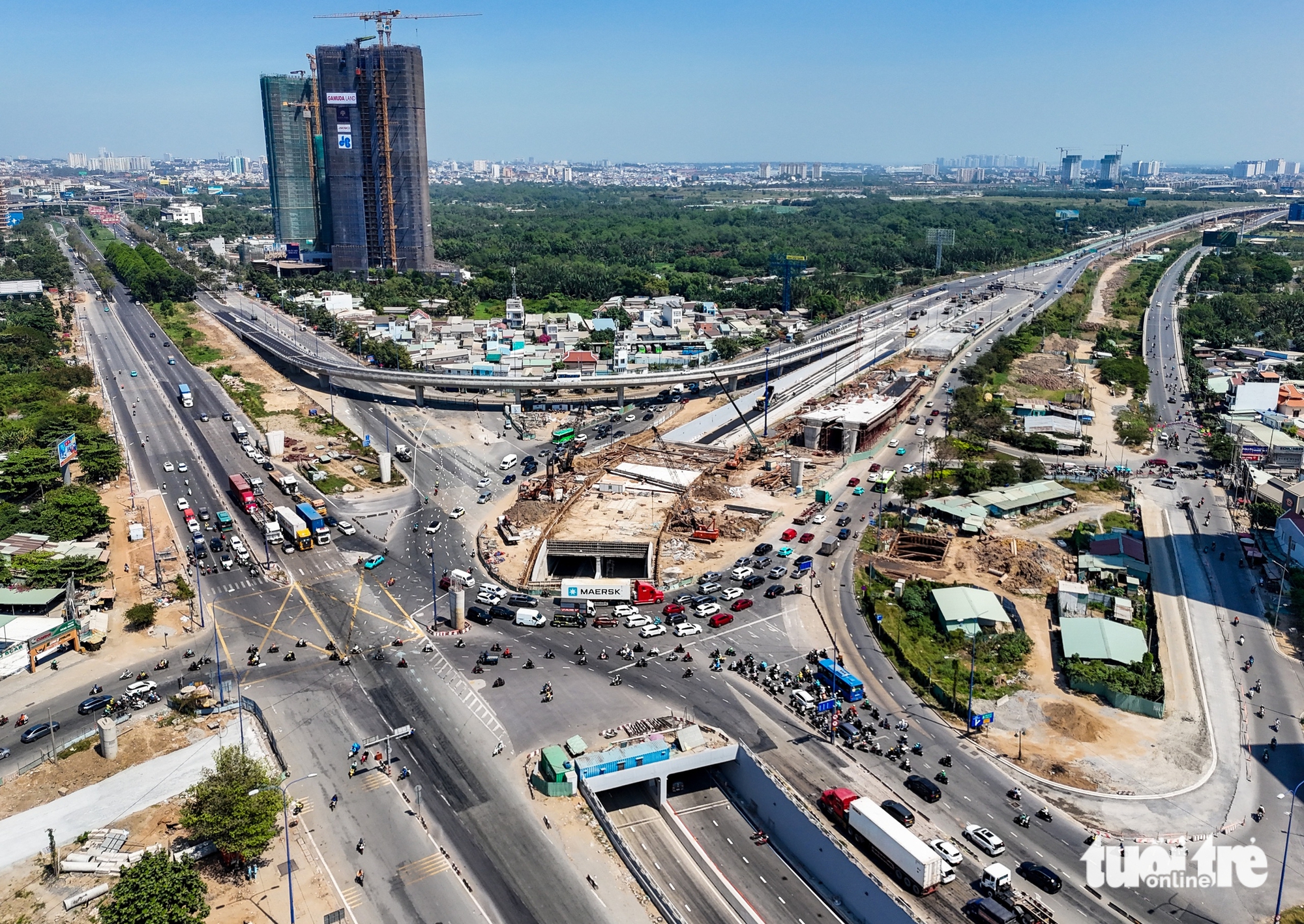 Flycam hướng tuyến đường sắt Bến Thành - Thủ Thiêm, vượt sông Sài Gòn, chạy dọc đường Mai Chí Thọ - Ảnh 18.