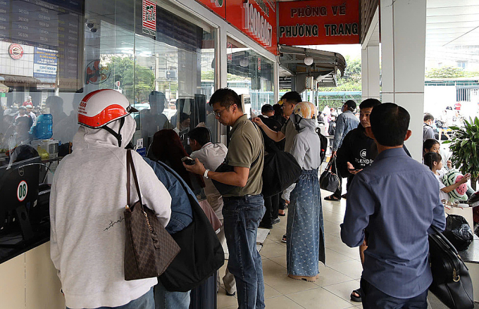 Khách mua vé ở bến xe Miền Tây (quận Bình Tân cũ). Ảnh: Giang Anh