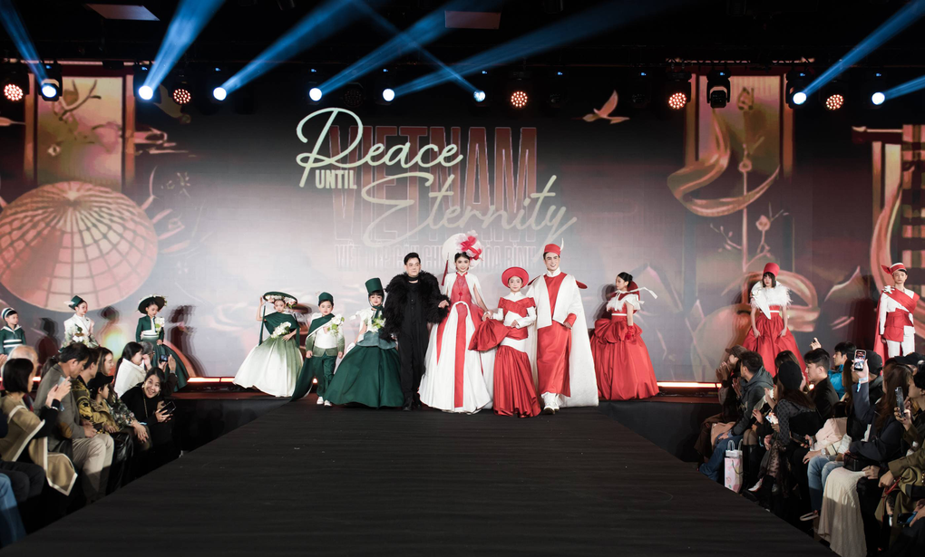 Nhà thiết kế Việt đưa “Viết tiếp câu chuyện hòa bình” đến sàn diễn quốc tế - 2