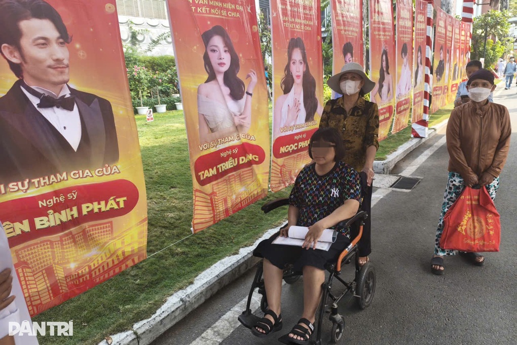 Mẹ đẩy con ung thư não xem hát ở đường hoa Chợ Rẫy: “Còn sống, còn vui” - 3