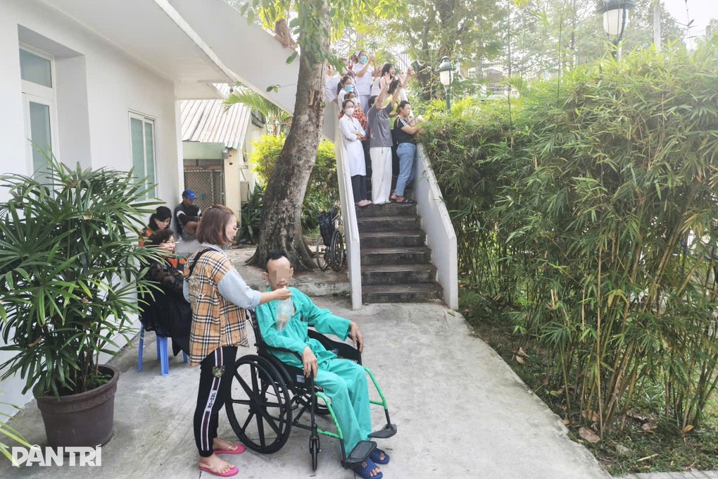 Mẹ đẩy con ung thư não xem hát ở đường hoa Chợ Rẫy: “Còn sống, còn vui” - 4