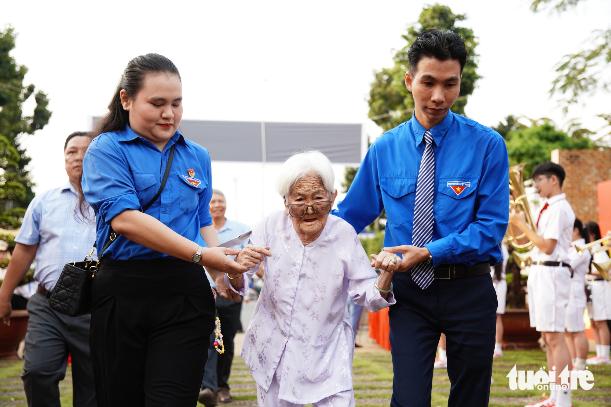 Phó bí thư Thành ủy TP.HCM Văn Thị Bạch Tuyết dự họp mặt chiến khu An Phú Đông - Ảnh 5.