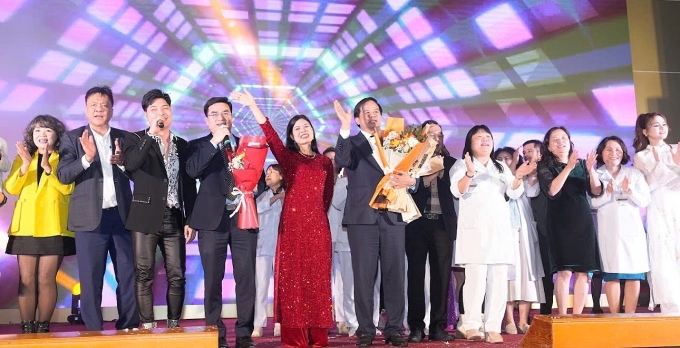 [Các y bác sĩ Bạch Mai cùng các nghệ sĩ trên sân khấu hát quyên góp tiền ủng hộ bệnh nhân. Ảnh: Thành Dương