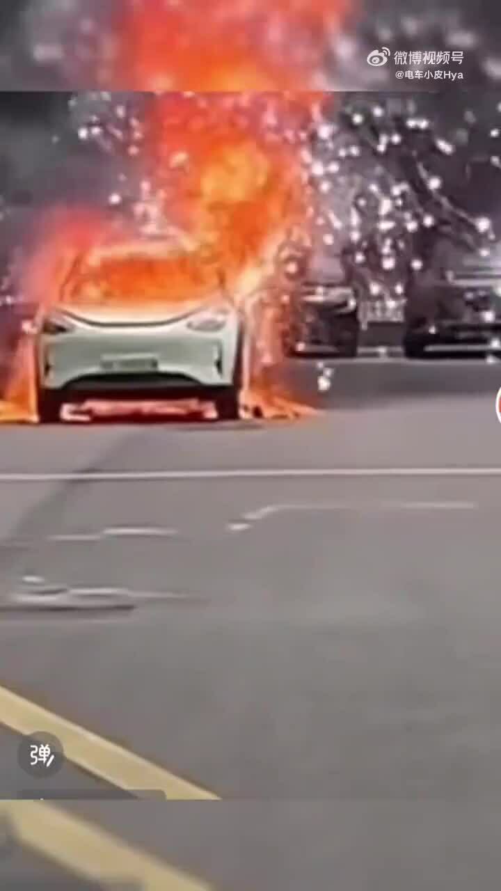 Xiaomi: 'Xe cháy nổ như pháo hoa là do túi khí'