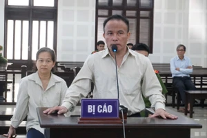 Bị cáo Võ Nhi và Trần Kim Tuyến tại phiên tòa sơ thẩm. Ảnh: MT