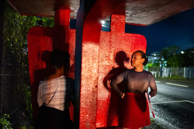 Elaine Monroe, 28 tuổi, một người tiêm chích ma túy, hiện là lãnh đạo cộng đồng, trò chuyện một gái bán dâm (phải) trên đường phố Suva, thủ đô của Fiji, tháng 12/2025. Ảnh: The Washington Post