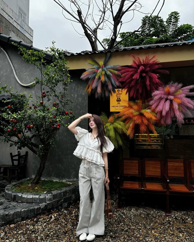 Áo babydoll và quần jeans: Công thức phối đồ sành điệu đang được yêu thích- Ảnh 3.