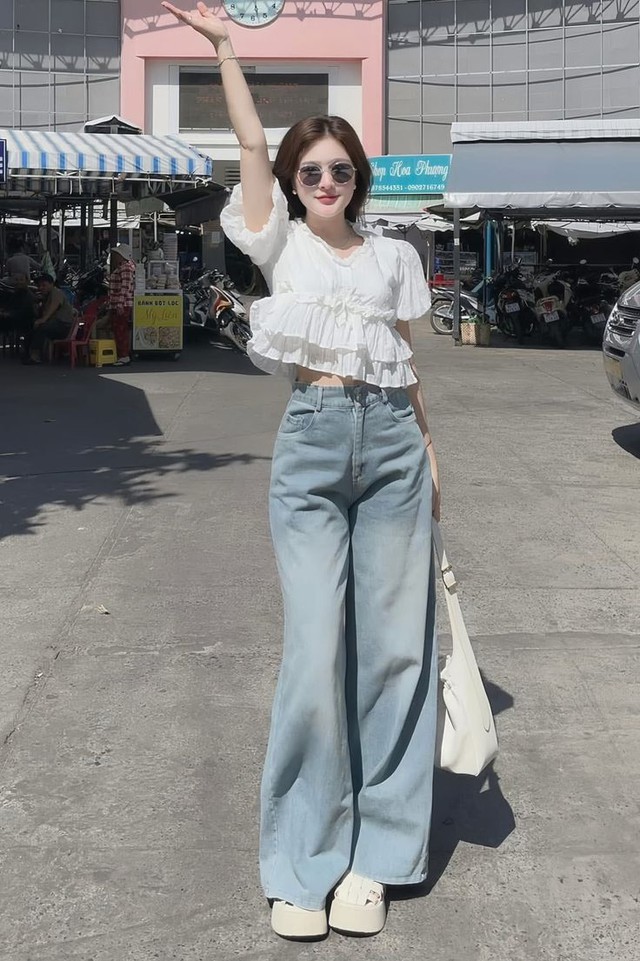 Áo babydoll và quần jeans: Công thức phối đồ sành điệu đang được yêu thích- Ảnh 4.