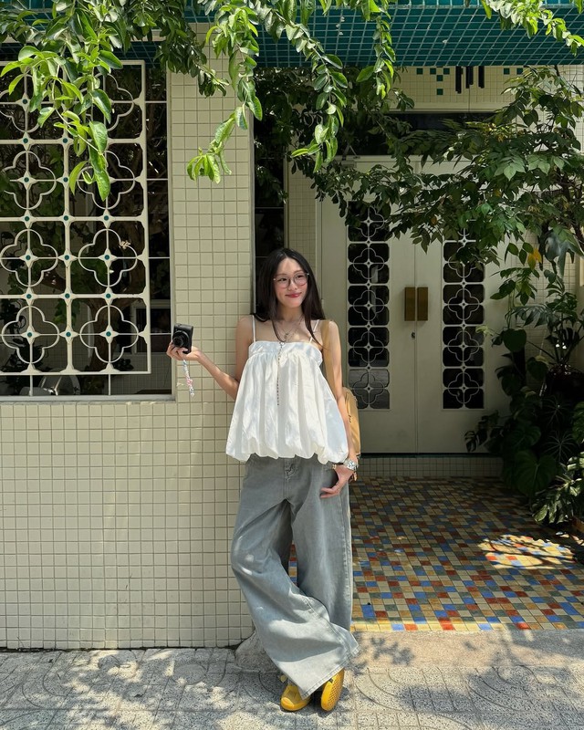 Áo babydoll và quần jeans: Công thức phối đồ sành điệu đang được yêu thích- Ảnh 5.