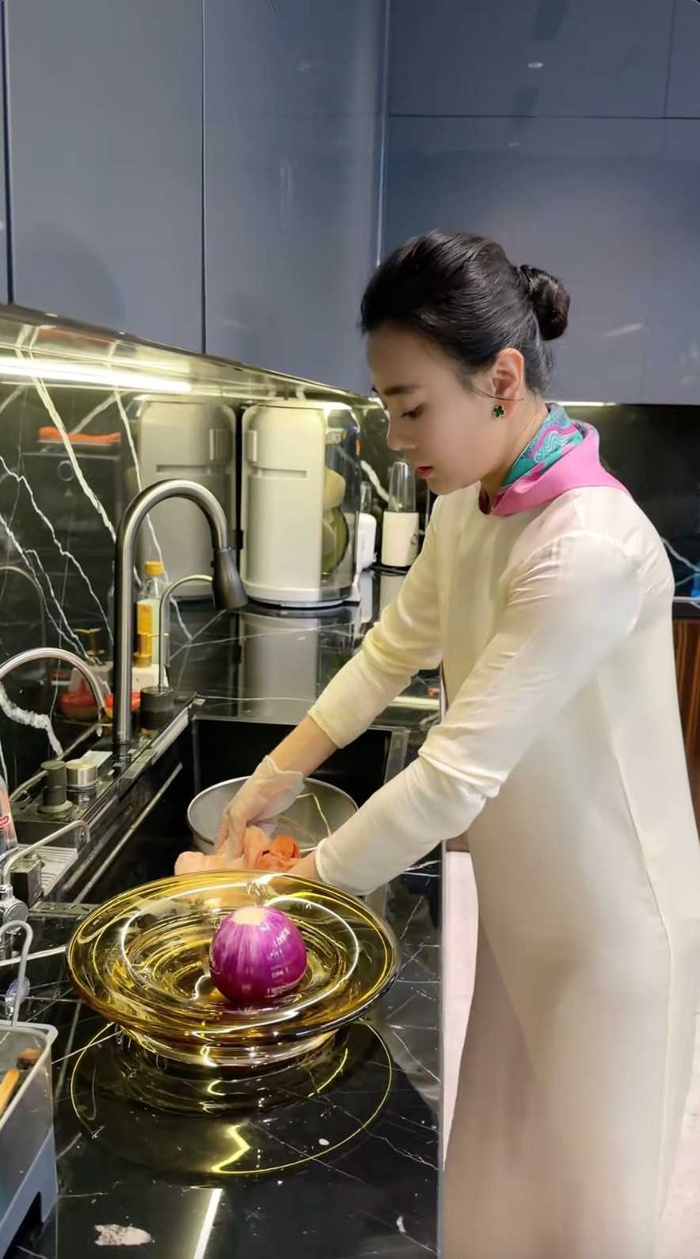 Cách mẹ chồng đối đãi với Phương Oanh