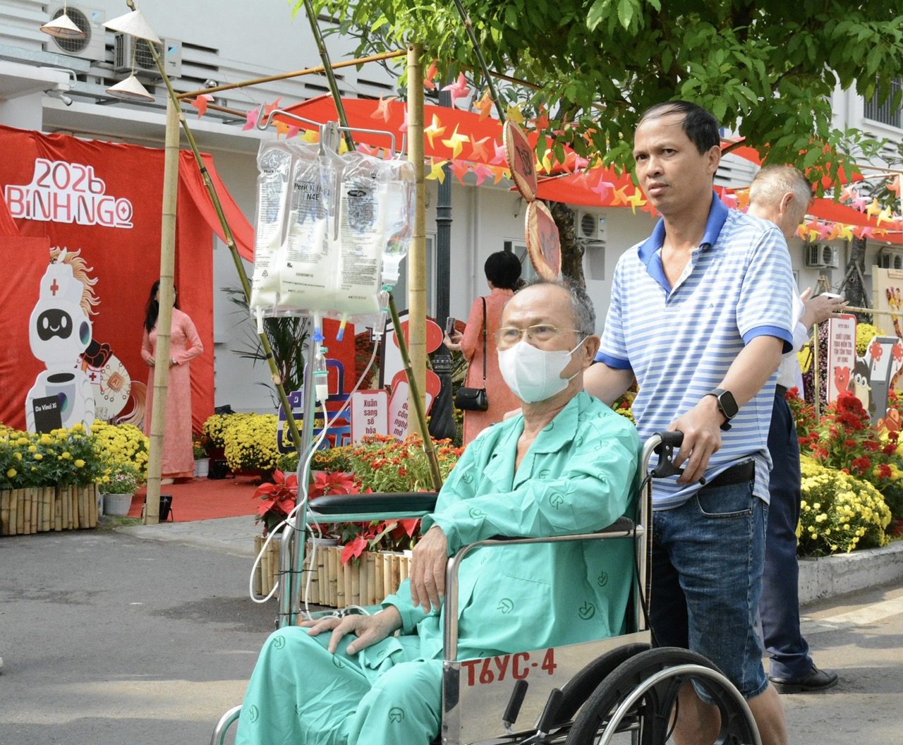 Bất ngờ dàn nghệ sĩ nổi tiếng 'đổ bộ' Bệnh viện Chợ Rẫy - Ảnh 5.