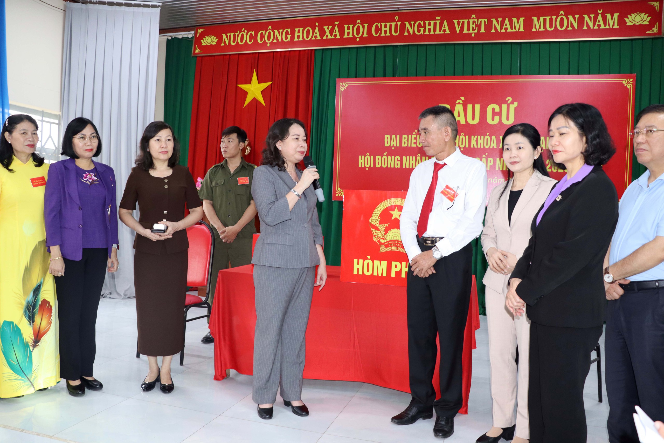 Phó chủ tịch nước Võ Thị Ánh Xuân kiểm tra công tác bầu cử tại Đồng Nai - Ảnh 1.