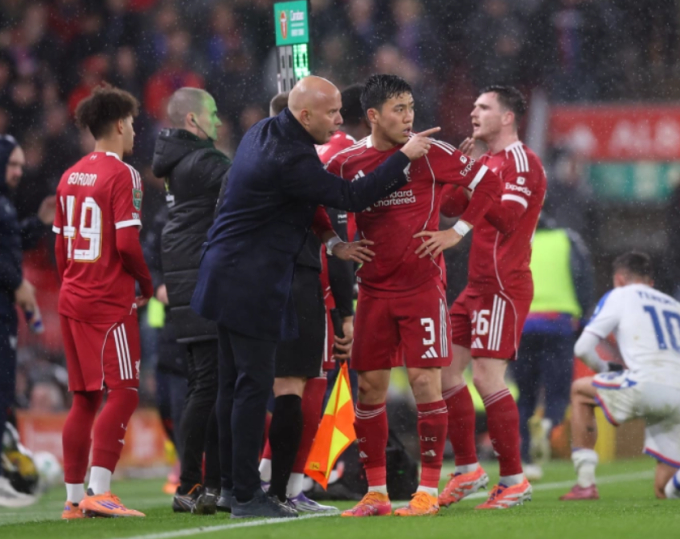 HLV Arne Slot chỉ đạo Endo Wataru trong trận Liverpool thua Crystal Palace 0-3 ở vòng bốn Cup Liên đoàn trên sân Anfield, Liverpool, Merseyside, Anh ngày 29/10/2025. Ảnh: Offside