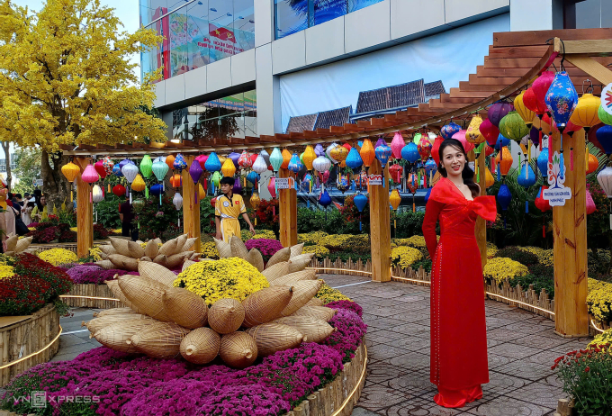 Mena Gourmet Market chi 5 tỷ để làm đường hoa hút khách đến thăm quan và kích cầu mua sắm. Ảnh: Thi Hà