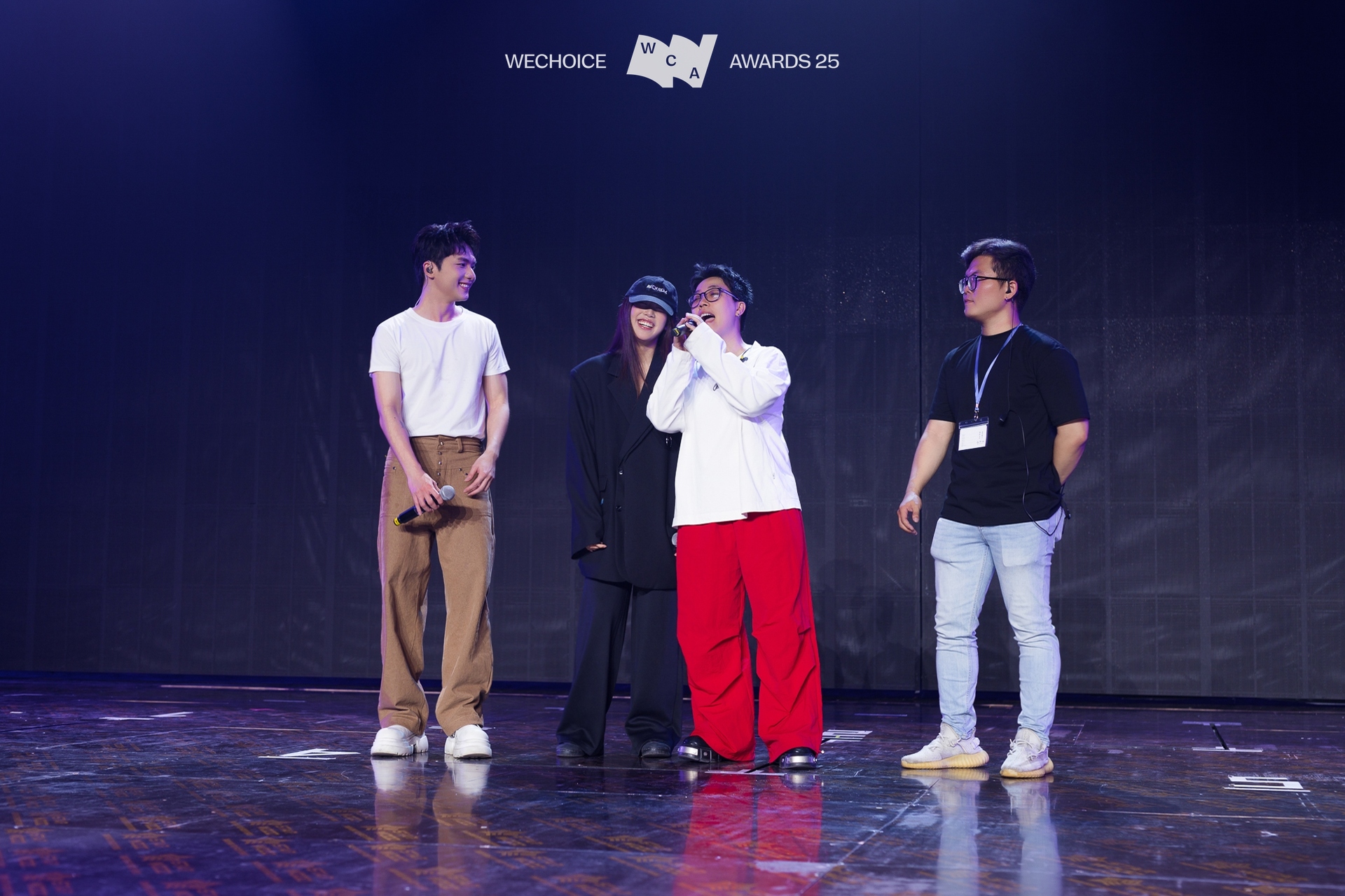 Ngay lúc này: buitruonglinh - CONGB đổ bộ tổng duyệt WeChoice Awards, 1 Anh Trai vừa hát xong thì bỏ chạy- Ảnh 2.