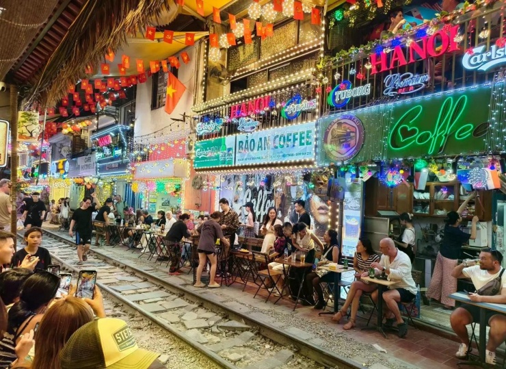 Hà Nội được du khách đánh giá là thành phố thân thiện, sống động và đặc biệt phù hợp với những người yêu du lịch tiết kiệm. Ảnh: FTN News.