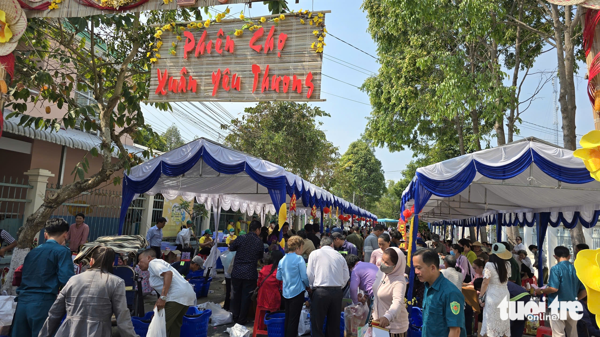 Phiên chợ Xuân yêu thương 0 đồng cho 1.000 người nghèo ăn Tết - Ảnh 2.