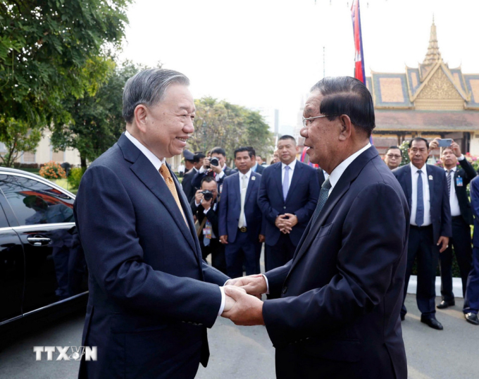 Ông Hun Sen đón Tổng Bí thư Tô Lâm tại Hoàng cung Campuchia ngày 6/2. Ảnh: TTXVN