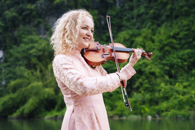 Nghệ sĩ violin Fionnuala Sherry của nhóm trong MV. Ảnh: Nhà sản xuất cung cấp