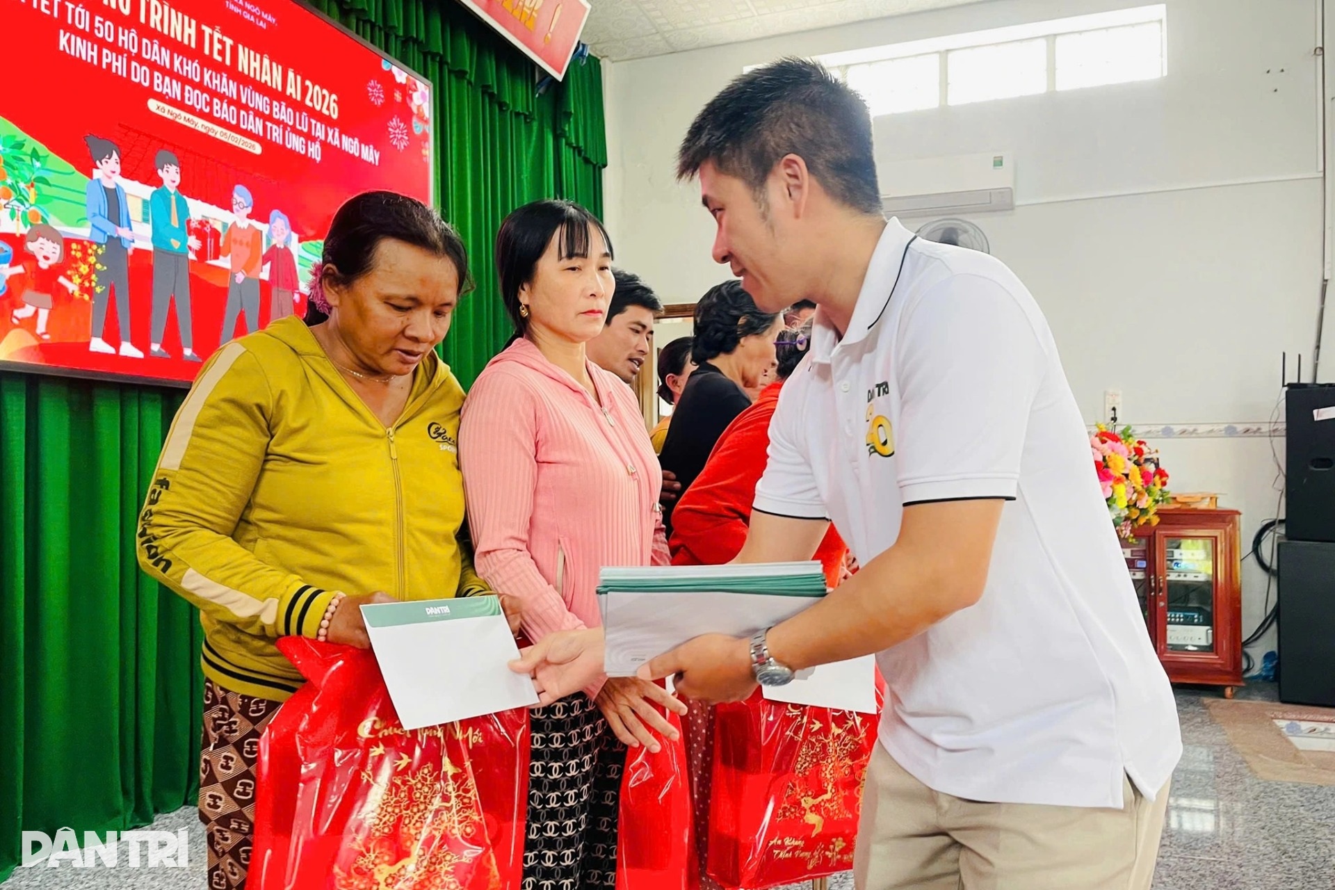 Cụ bà xúc động nhận 1 triệu đồng, Tết này có thêm tiền mua mắm muối cho con - 2